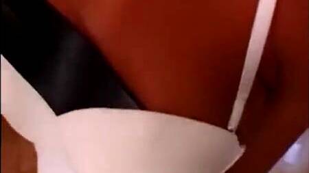 Покорная девка в наручниках дает разъебать свою жопу