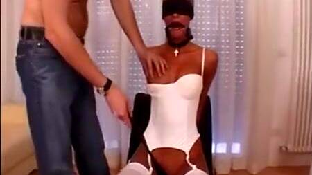 Покорная девка в наручниках дает разъебать свою жопу