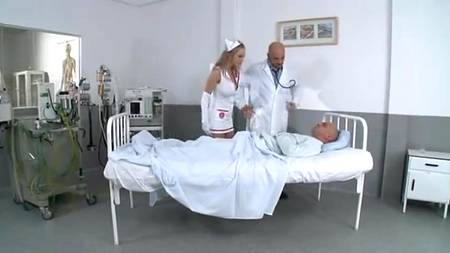 Доктор и пациент натянули медсестру