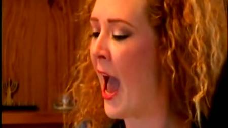 Толпой поимели рыжую