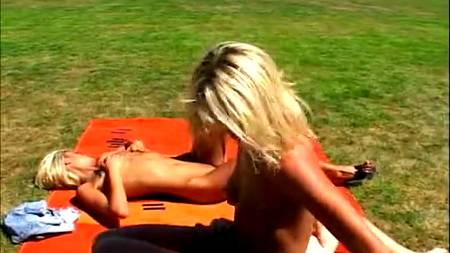 Горячий трах с близняшками