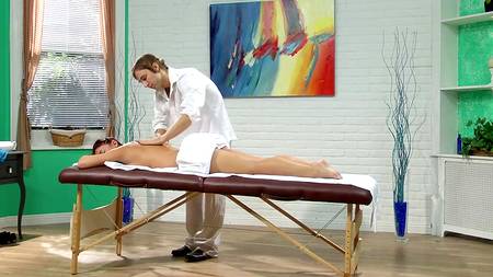 Массажист позабавился с юной нимфой