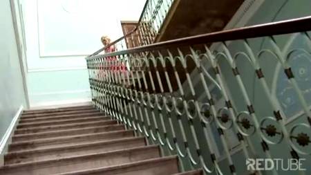 Блондинку натянули так, что и ходить не может