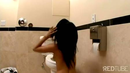 За сперму брюнетка даст любому