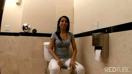 За сперму брюнетка даст любому