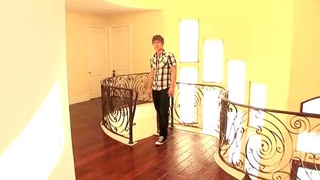 Парень пришел к другу, но поимел его мамку после бассейна