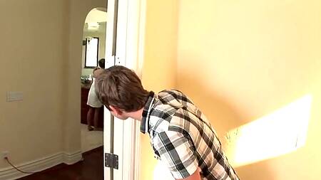 Парень пришел к другу, но поимел его мамку после бассейна