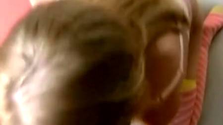 Очкастая милашка сосет