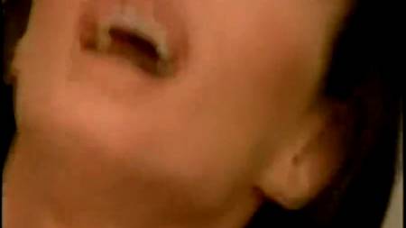 Извращенка долбит свою зандицу вантузом и кончает