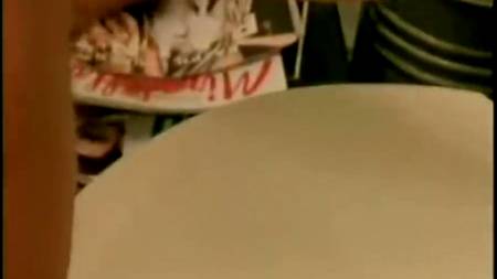 Извращенка долбит свою зандицу вантузом и кончает