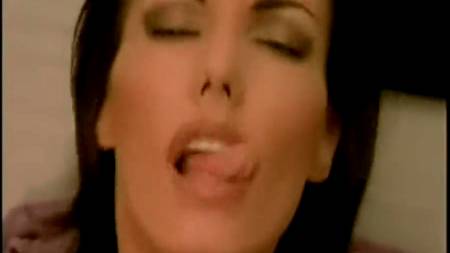 Извращенка долбит свою зандицу вантузом и кончает