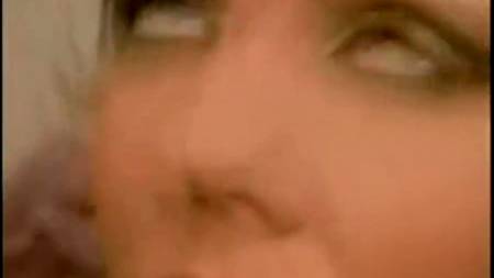 Извращенка долбит свою зандицу вантузом и кончает