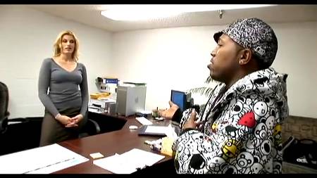 Молодой ниггер прет очаровательную, длинноногую блондинку