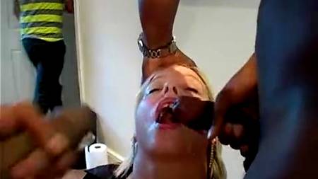 Грудастую, делую сучку отодрали трое негров