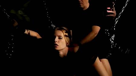 Худенькая блондинка соглашается на секс в стиле БДСМ