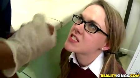 Ученица заглянула в медпункт