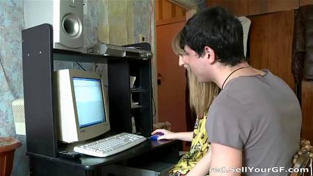 Фетишист смотрит, как его жену трахает другой пацан