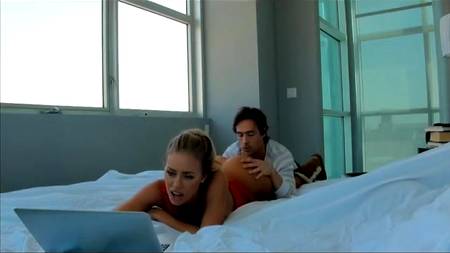 Просмотр порнухи вдохновил супругов на секс