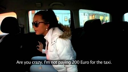 Заработала и натрахалась, не снимая трусиков