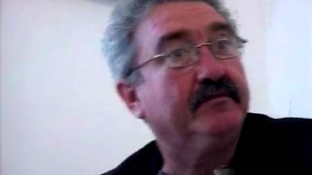 Дед наблюдает, как молодую жарят в две дыры