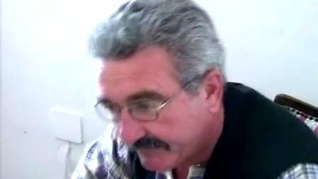 Дед наблюдает, как молодую жарят в две дыры