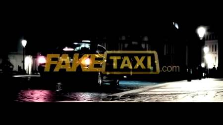 Таксист дал денег и трахнул нимфу