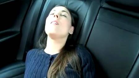 Таксист дал денег и трахнул нимфу