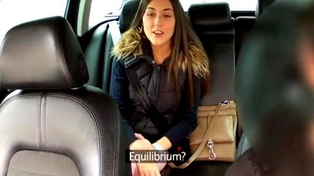 Таксист дал денег и трахнул нимфу