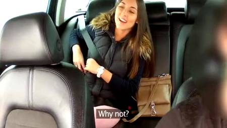 Таксист дал денег и трахнул нимфу