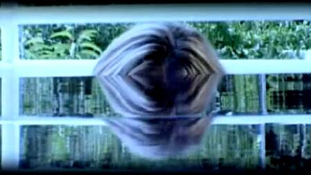 Парни вдвоем жестко жарят блонду в розовом платье