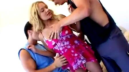 Парни вдвоем жестко жарят блонду в розовом платье