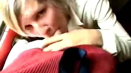 Сочный отсос в тамбуре электрички