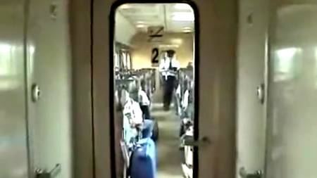 Сочный отсос в тамбуре электрички