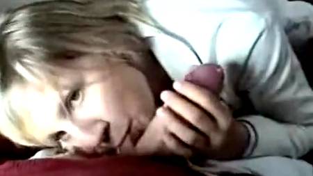 Сочный отсос в тамбуре электрички