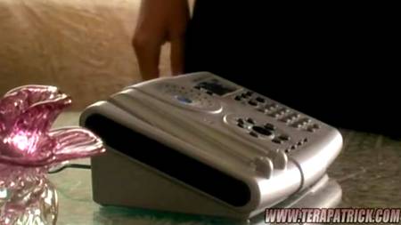 Фигуристая красавица раздвигает ноги