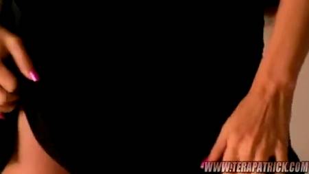 Фигуристая красавица раздвигает ноги