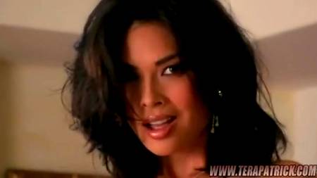 Фигуристая красавица раздвигает ноги