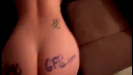 Малышка с синим язычком и татухами на жопе трахается