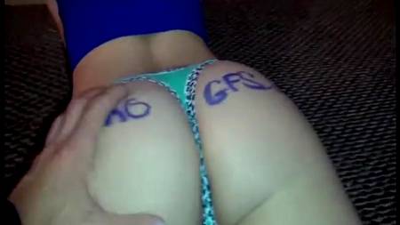 Малышка с синим язычком и татухами на жопе трахается