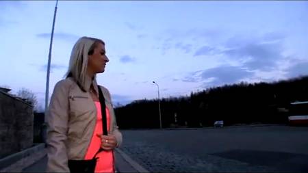 Белокурая красотка впервые заработала своей дырочкой