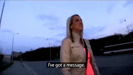 Белокурая красотка впервые заработала своей дырочкой