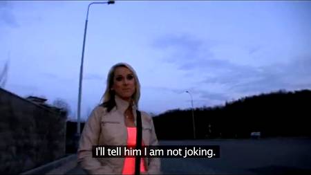 Белокурая красотка впервые заработала своей дырочкой