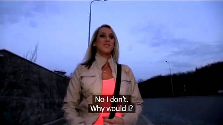 Белокурая красотка впервые заработала своей дырочкой