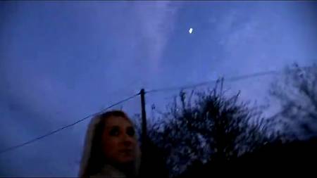 Белокурая красотка впервые заработала своей дырочкой