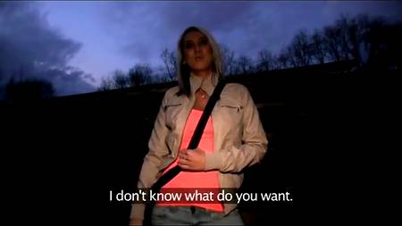 Белокурая красотка впервые заработала своей дырочкой