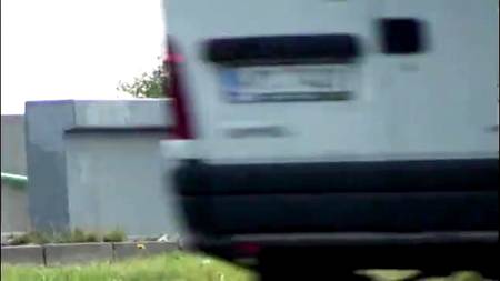 Публичный секс с двумя парнями на остановке