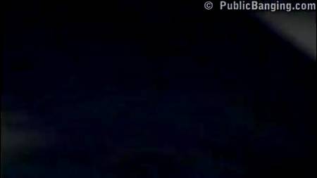 Публичный секс с двумя парнями на остановке