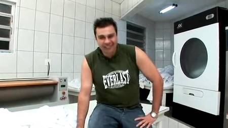 Анальный трах с клиенткой в прачечной