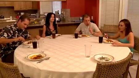 Мачеха помогает падчерице выбрать юбку и лижет её письку