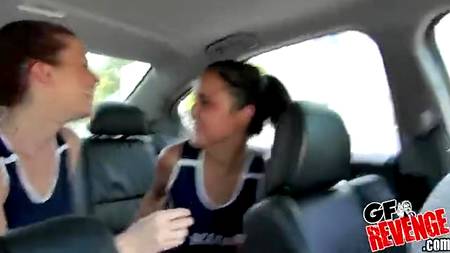 Девочки смущают водителя